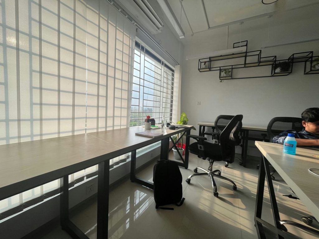 una sala de conferencias con una mesa y sillas